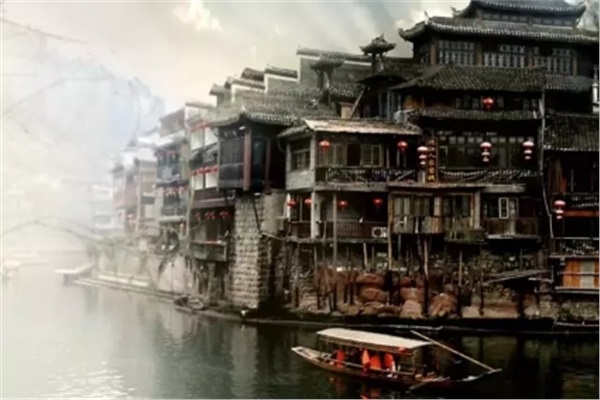 鳳凰古城、晚會、矮寨大橋、魔鬼玻璃棧道、墨戎苗寨汽車兩日游