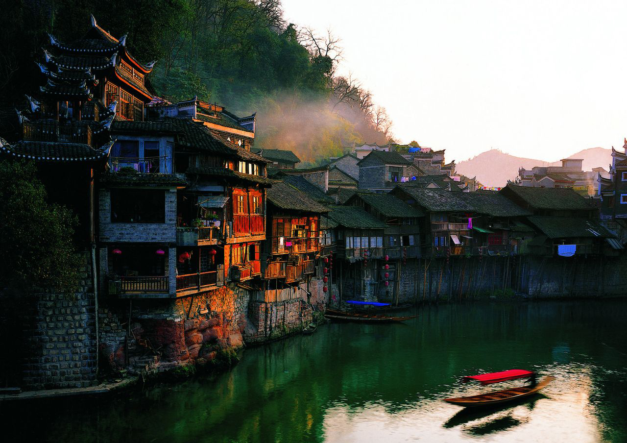 C玻璃橋、天門仙山、夯吾苗寨、鳳凰古城“神秘湘西之旅” 品質(zhì)純玩2晚3日游