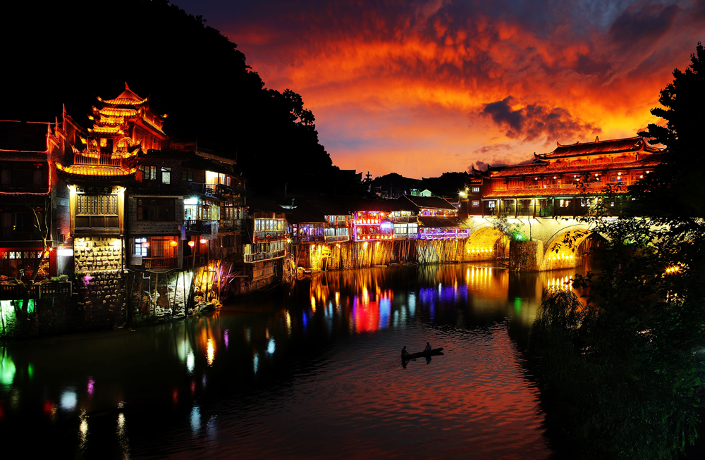 A線：玻璃橋、袁家界、天子山、天門山、夯吾苗寨、鳳凰古城 湘西“精華之旅”品質(zhì)純玩3晚4日游